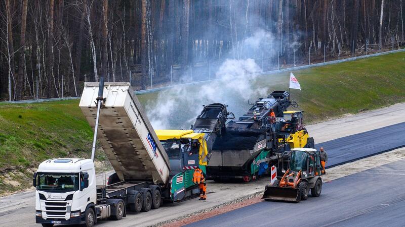 Verkehrsministerium will Autobahn-Investitionen stark kürzen Arbeiter asphaltieren neue Abschnitte der Autobahn 14.