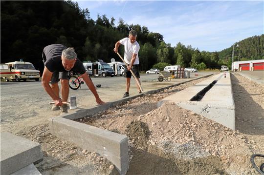 Arbeiter bereiten das Fundament für den Lauten-thal-Schriftzug vor, der von morgen an auf dem Platz hinter der Tourist-Information aufgestellt werden soll. Fotos: Kühlewind