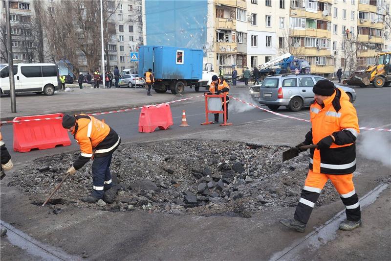Krieg gegen die Ukraine: So ist die Lage Arbeiter beseitigen die Folgen eines russischen Drohnenangriffs in Charkiw.