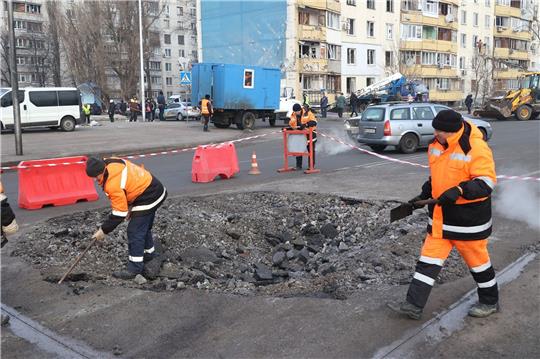 Arbeiter beseitigen die Folgen eines russischen Drohnenangriffs in Charkiw.