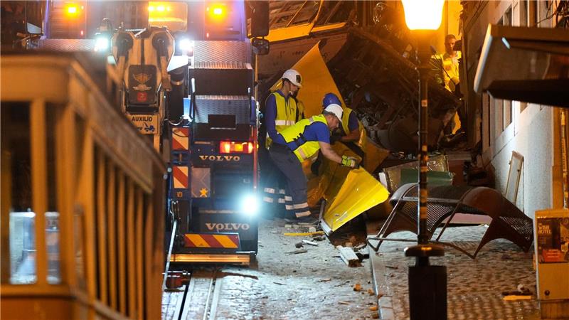 Arbeiter beseitigen die Trümmer einer entgleisten und verunglückten Standseilbahn in Lissabon.