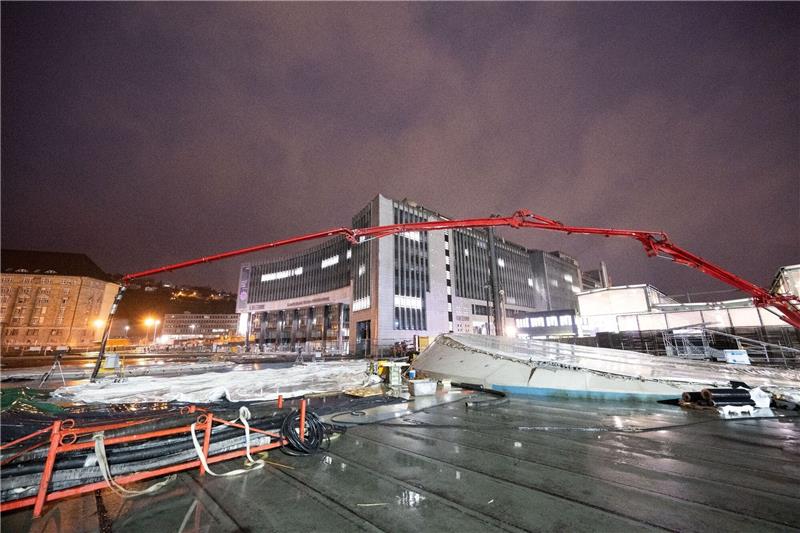 Noch mehr Milliarden: Stuttgart 21 wird teurer Arbeiter betonieren Ende November das letzte Stück des Dachs des neuen Tiefbahnhofs Stuttgart 21.