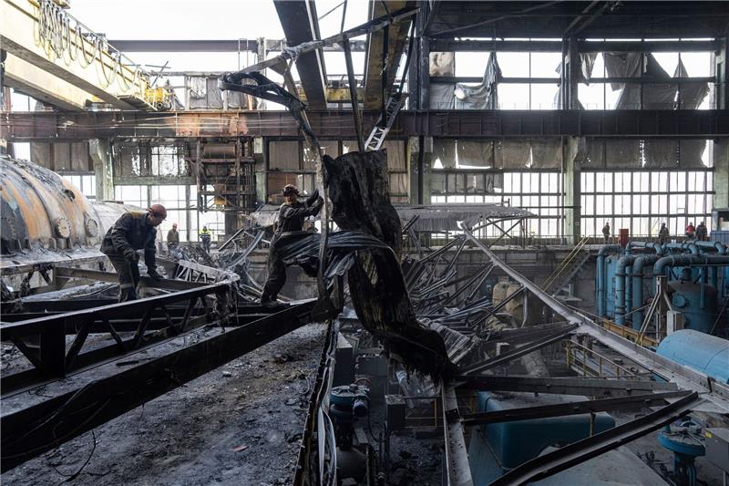 Arbeiter räumen die Trümmer nach einem russischen Raketenangriff auf ein DTEK-Kraftwerk in der Ukraine auf.