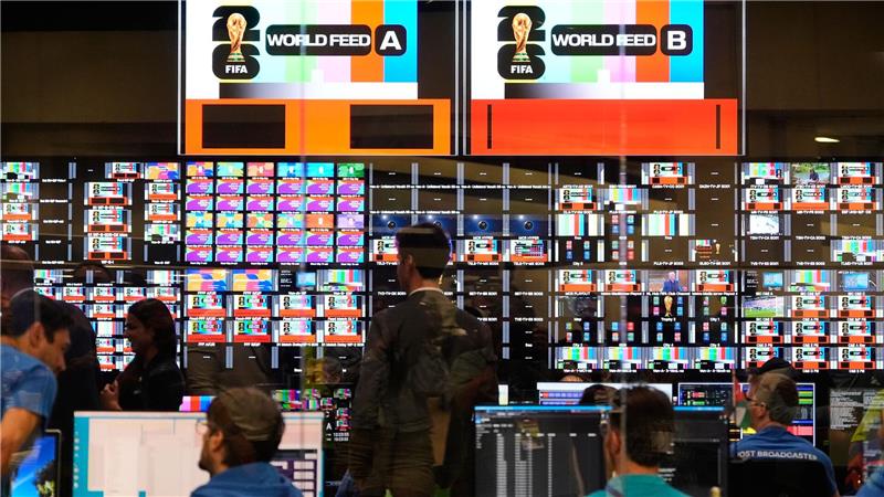 Arbeiter sind im Hauptkontrollraum in Dallas während der Eröffnungsfeier des International Broadcast Center für die Fußball-WM zu sehen.