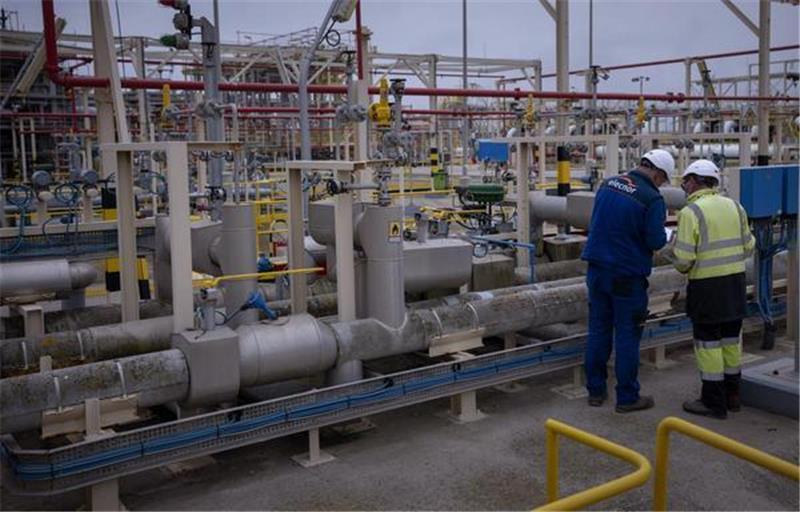 Gas-Krise: So helfen EU-Länder ihren Bürgern Arbeiter sind in einer Regasifizierungsanlage des spanischen Unternehmens Enagas im Einsatz. Diese ist die größte LNG-Anlage Europas. Foto: dpa