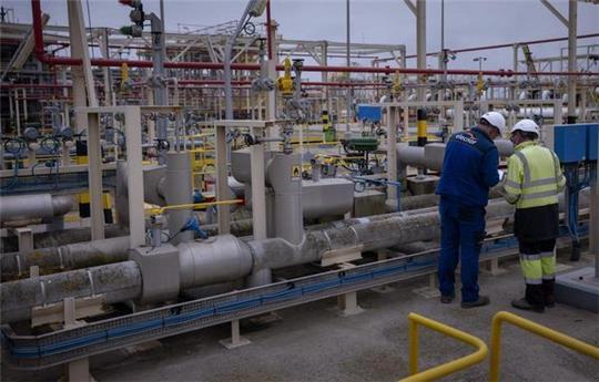 Arbeiter sind in einer Regasifizierungsanlage des spanischen Unternehmens Enagas im Einsatz. Diese ist die größte LNG-Anlage Europas. Foto: dpa