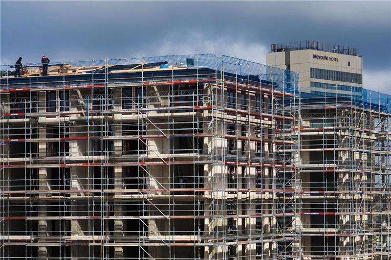 Forderung nach mehr Geld für klimagerechten Neubau Arbeiter stehen auf dem Dach eines Rohbaus. Der Bundesverband deutscher Wohnungs- und Immobilienunternehmen benötigt mehr Geld für den klimagerechten Neubau.