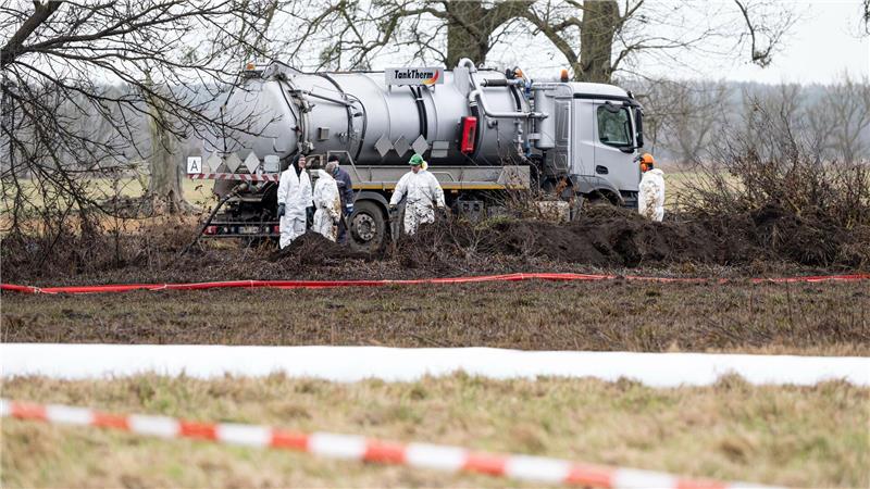 Arbeiter stehen nach einem Leck an einer PCK-Pipeline an einem Tankwagen bei Gramzow. Am Vortag kam es an einer zur PCK Raffinerie gehörenden Pipeline zu einer Havarie, bei der Hunderttausende Liter Rohöl ausgetreten waren.