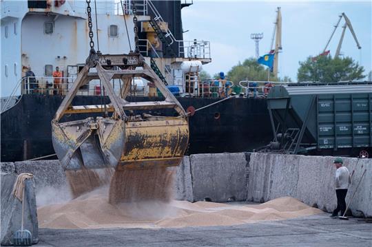 Arbeiter verladen Getreide in einem Getreidehafen im ukrainischen Ismajil. Moskau hat weite Teile des Schwarzen Meeres als gefährlich für die Schifffahrt erklärt.