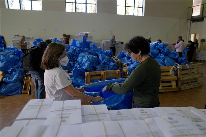 Arbeiter verpacken in einem Lager der Region Attika Stimmzettel in Säcke, die an die Wahllokale der Gemeinden geliefert werden.