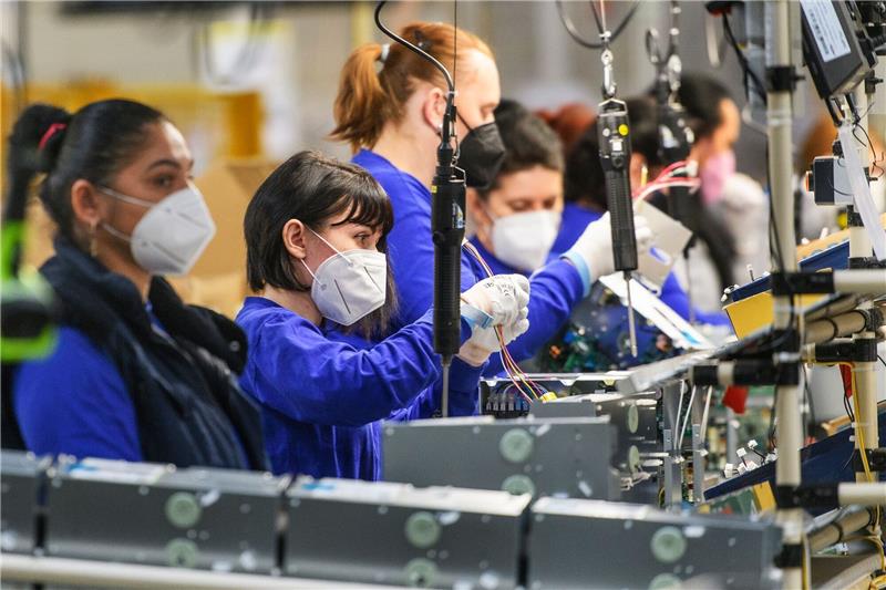Eurozone: Arbeitslosigkeit sinkt auf Rekordtief Arbeiterinnen in einer Fabrik: Die Statistikbehörde Eurostat hat Zahlen zur Arbeitslosigkeit veröffentlicht.