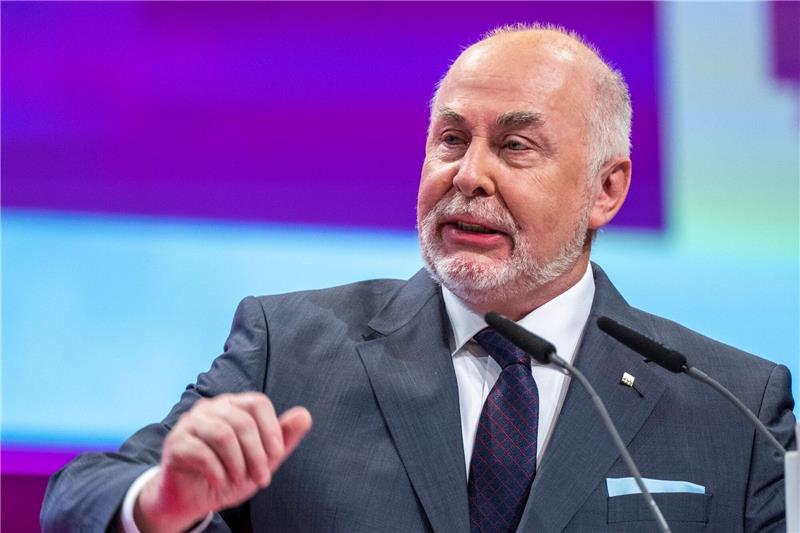 Arbeitgeber müssen in der Krise etwas für ihre Beschäftigte tun, sagt der Chef des Beamtenbunds dbb Ulrich Silberbach.