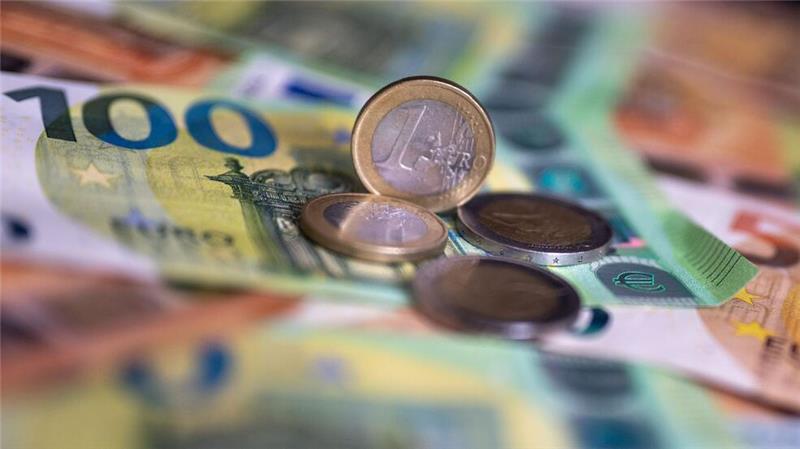 Teure Pflege: Beitragssatz steigt um 0,2 Prozentpunkte Arbeitgeber und Versicherte werden im kommenden Jahr durch höhere Beiträge für die Kranken- und Pflegeversicherung belastet. (Symbolbild)
