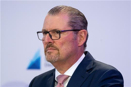 Arbeitgeberpräsident Rainer Dulger warnt vor einem Loch in der Rentenkasse.