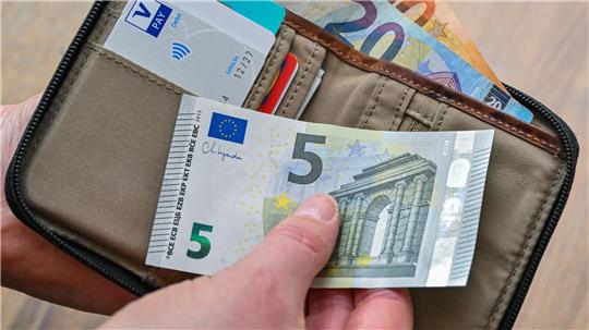 Arbeitnehmer in Niedersachsen haben dank nachlassender Inflation wieder mehr Geld in der Tasche. (Symbolbild)