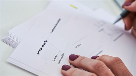 Arbeitnehmerinnen und Arbeitnehmer in Deutschland sollen verstärkt befristet eingestellt werden dürfen. (Symbolbild)