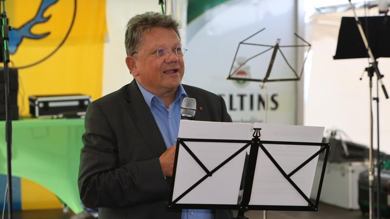 Arbeits- und Gesundheitsminister Dr. Andreas Philippi (SPD) vertritt den verhinderten Ministerpräsidenten Stephan Weil.