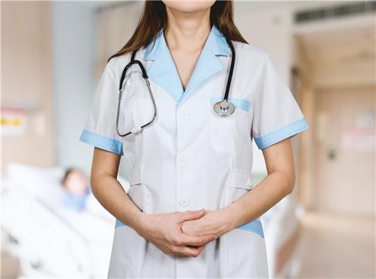 Arbeitskräfte in der Pflege sind bei ihrer Arbeit physisch und psychisch stark gefordert. Heute gibt es bei vielen Arbeitgebern am Tag der Internationalen Pflegenden ein kleines Dankeschön für die Beschäftigten.Symbolfoto: Unsplash