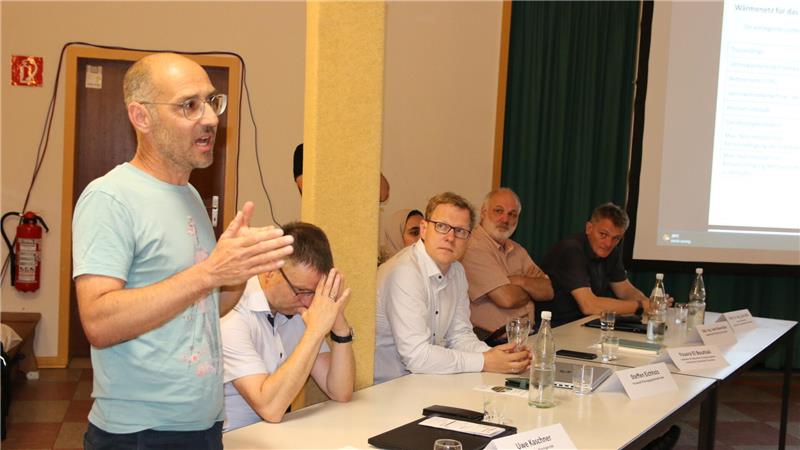 Windpark vor der Haustür ist ein Gewinn Arbeitskreissprecher Christian Vahlbruch (links) moderiert die Infoveranstaltung.