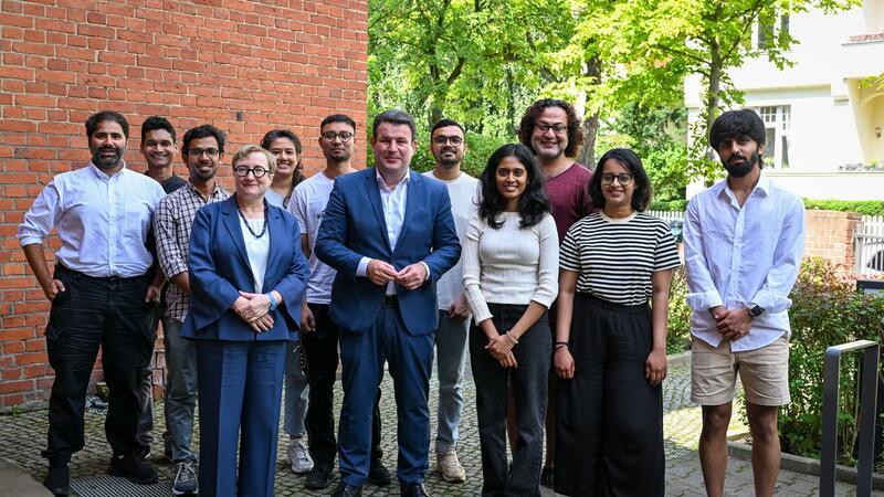 Heil: Wollen in großem Stil Fachkräfte aus Indien anwerben Arbeitsminister Heil posiert an der Freien Universität Berlin mit indischen Studierenden.
