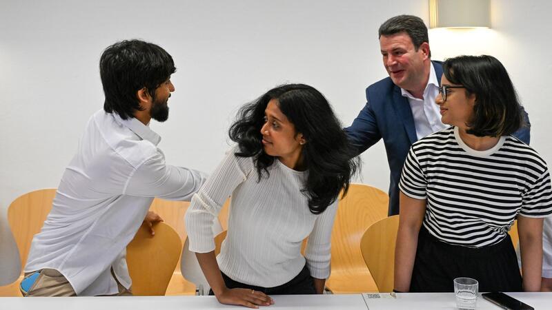 Heil: Wollen in großem Stil Fachkräfte aus Indien anwerben Arbeitsminister Heil tauscht sich an der Freien Universität Berlin mit indischen Studierenden über Deutschland als Studien- und Arbeitsort aus.