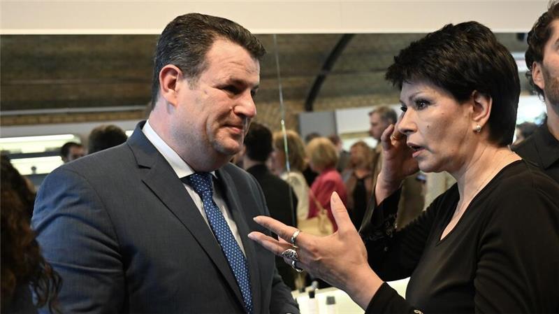 Lindner will bei Bürgergeld kürzen - Scholz reagiert kühl Arbeitsminister Hubertus Heil (SPD) im Gespräch mit einer aus der Ukraine geflüchteten Frau. Sie hat einen Job gefunden. (Archivbild)