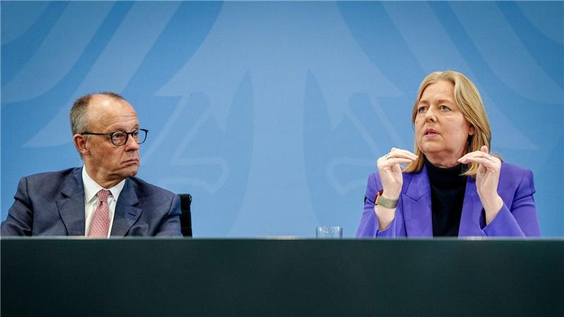 Arbeitsministerin Bärbel Bas (SPD) - hier mit Kanzler Friedrich Merz (CDU) - hatte die Reform nach den Koalitionsvorgaben vorgelegt. (Archivbild)