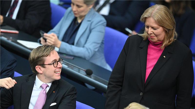 Koalition trotz Streit zuversichtlich bei Rente Arbeitsministerin Bärbel Bas (SPD) und der Digital-Staatssekretär Philipp Amthor (CDU) .