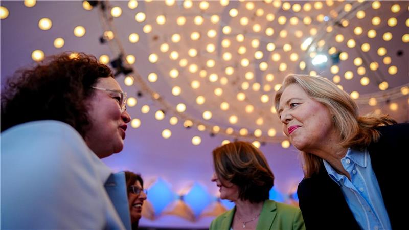 Jobcenter-Terminschwänzer sollen Folgen spüren Arbeitsministerin Bärbel Bas (SPD) verspricht der Chefin der Bundesagentur für Arbeit, Andrea Nahles, und den Jobcenter-Mitarbeitern, auf sie zu hören.