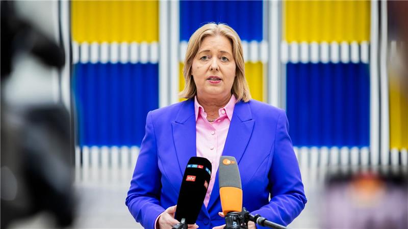 Mindestlohn steigt 2027 auf 14,60 Euro - Kritik aus der SPD Arbeitsministerin Bärbel Bas akzeptiert das Mindestlohn-Ergebnis.