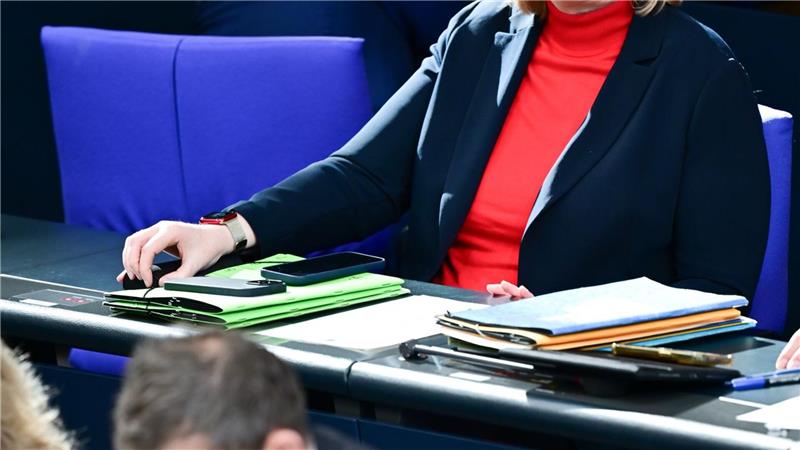 Arbeitsministerin Bärbel Bas hört - hinter Finanzminister Lars Klingbeil (beide SPD) - bei der Debatte zu ihrer Bürgergeld-Reform zu. 