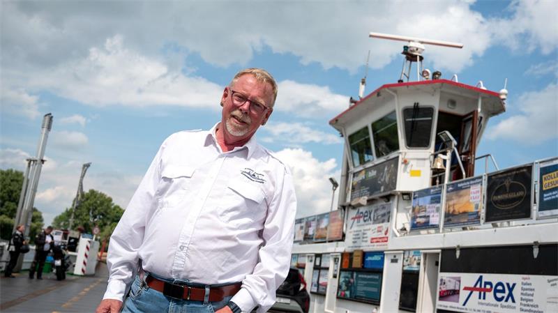 Arbeitsplatz Elbe: Ralph Rehlmeyer mag seinen Job an der frischen Luft und mit Blick auf die Natur.