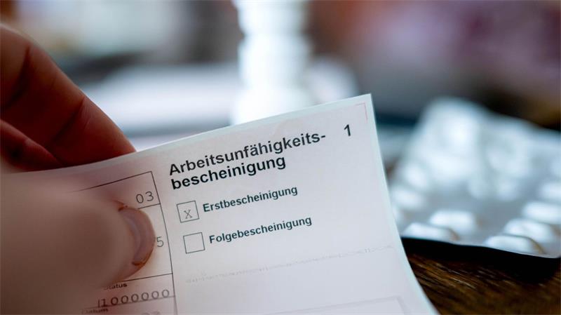 Mehr Hürden für Krankschreibungen im Job - was soll kommen? Arbeitsunfähigkeitsbescheinigungen sollen schon früher Pflicht werden. (Symbolbild)