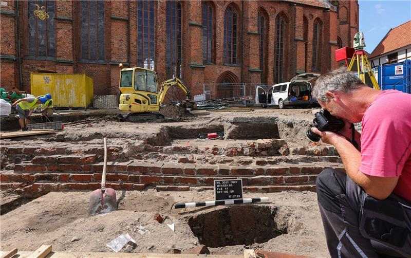 Archäologe Jochen Brandt vom Archäologischen Museum Hamburg dokumentiert die Grabung auf dem Kirchvorplatz der St. Marien Kirche in Winsen/Luhe (Landkreis Harburg).