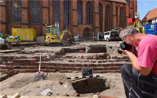 Archäologe Jochen Brandt vom Archäologischen Museum Hamburg dokumentiert die Grabung auf dem Kirchvorplatz der St. Marien Kirche in Winsen/Luhe (Landkreis Harburg).