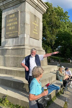Auf Harzburgs Hausberg werden gleich drei Geburtstage gefeiert Archäologe Thomas Moritz, der im September auch für die gemeinsame Fahrt von Burgberg-Verein und Harzklub verantwortlich zeichnet, lenkt die Blicke weit zurück in die Geschichte.