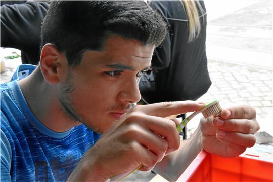 Archäologie für Schüler: Mahmoud Said reinigt im Mai 2022 ein Fundstück.  Foto: Roß