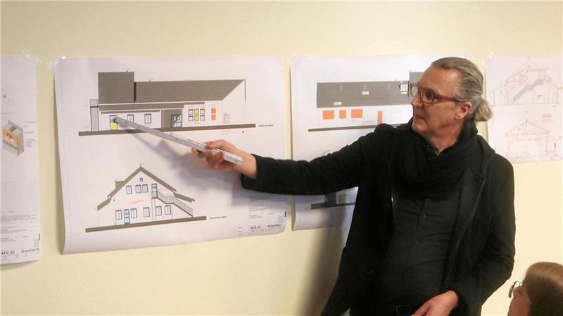 Architekt Armin Meyer-Herbig erläutert die Pläne zur Sanierung des Franz-Tasler-Hauses, dessen Saal seit Sommer 2022 gesperrt ist.