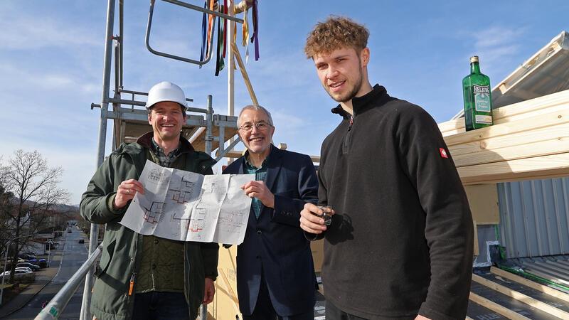 Meilenstein auf dem Weg zur Barrierefreiheit Architekt Christian Spahn (l.) zeigt gemeinsam mit dem JKCS-Vorsitzenden Wolfgang Kummer die erste Ideenskizze vom 29. Dezember 2021. Für den Zimmermann-Auszubildenden Arian Wückener ist es der erste Richtspruch.