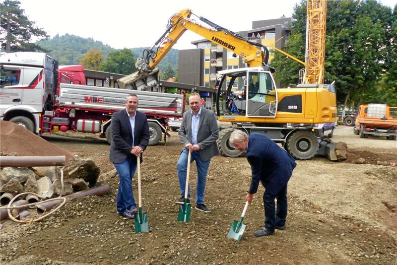 Architekt Dominik Ehbrecht, Bauherr Thomas Dinger und Bauunternehmer Othmar Ernst setzten die Spaten an und starteten damit offiziell die Bauarbeiten.  Foto: Schlegel