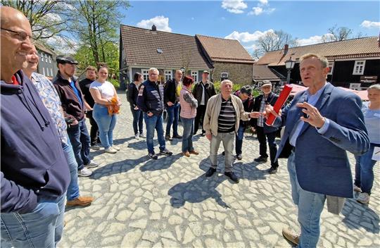 Architekt Dr. Kay Brummer (re.) lädt zu einem Stadtrundgang ein. Es geht auch auf den Kunsthandwerkerhof. Foto: Knoke