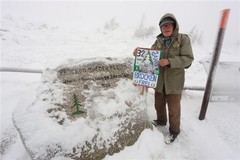 Trotz Corona und Schnee: "Brocken Benno" feiert Brockenöffnung Archivfoto: Der bekannte Rekordwanderer "Brocken Benno" feiert in jedem Jahr die damalige Brockenöffnung (Foto: Matthias Bein).