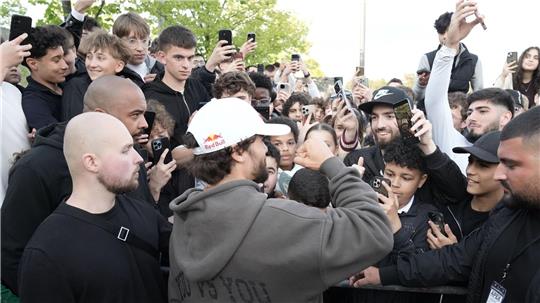 Arda Saatci wurde bei seiner Ankunft in Berlin von euphorischen Fans begrüßt.