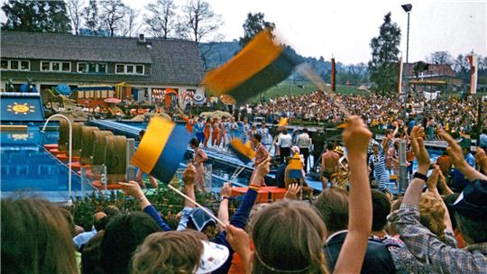 Arena-Atmosphäre herrscht im Seesener Freibad Brillteich, als die Wettkämpfe Pfingsten 1975 starten.
