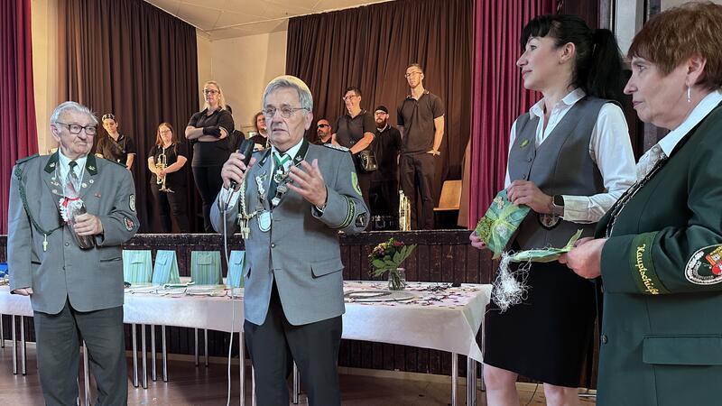 Arge-Mitbegründer Albert Ahäuser (l.) und der ehemalige Sprecher Günter Wolter erinnern sich an die Anfänge der Bad Harzburger Schützenfeste. Die heutigen Sprecherinnen der Arbeitsgemeinschaft, Susanne Pfau (2.v.r.) und Barbara Smail versuchen, die Veranstaltungen wiederzubeleben.