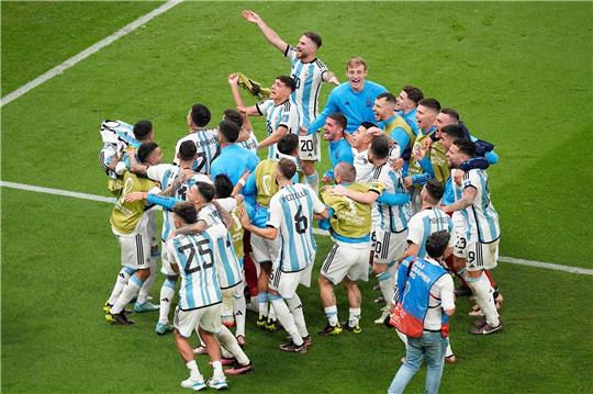 Argentinien bezwang die Niederlande im Elfmeterschießen und steht im Halbfinale.