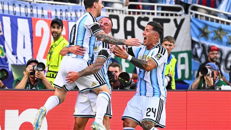 Argentinien um Lionel Messi freut sich über den Treffer zum 1:0.