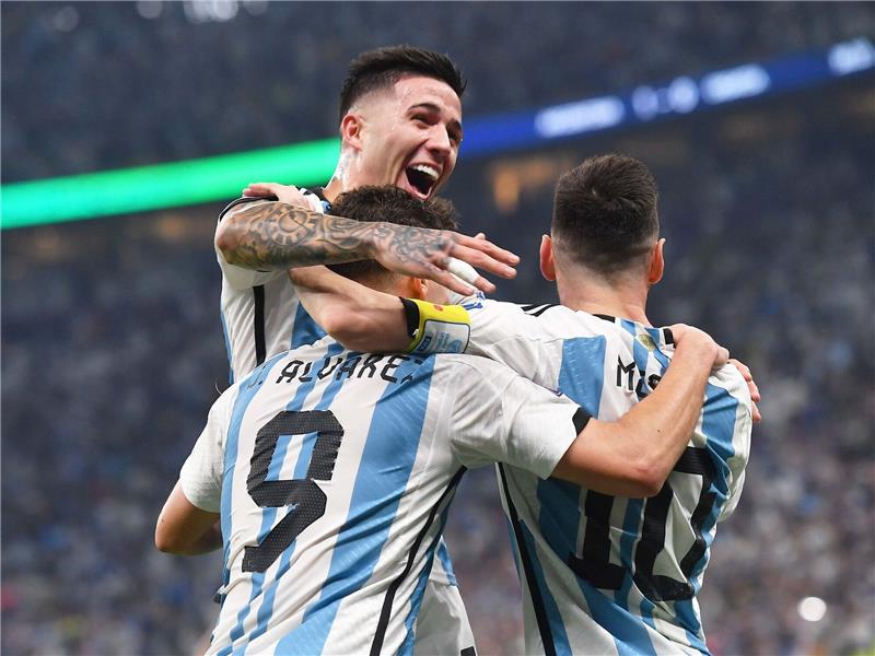 3:0 gegen Kroatien: Messi führt Argentinien ins Finale Argentiniens Enzo Fernandez (l-r), Julian Alvarez und Lionel Messi feiern das 2:0 für ihre Mannschaft.