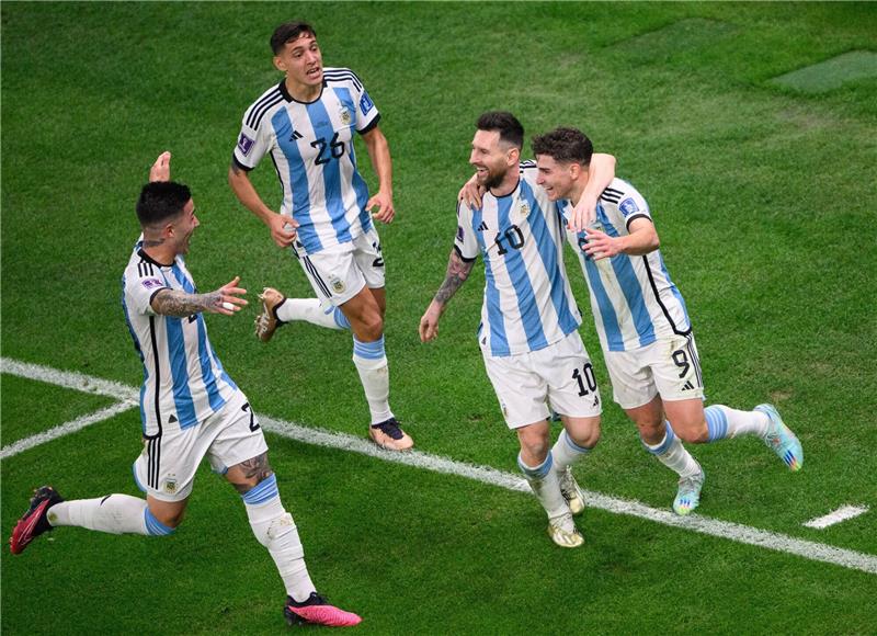 Warum Messi bei der WM aufblühen kann Argentiniens Julian Alvarez (r) jubelt nach einem Tor mit Lautaro Martínez (l-r), Nahuel Molina und Lionel Messi.