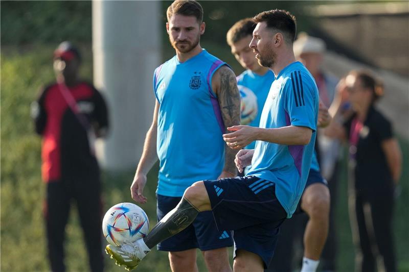 Das bringt der Tag bei der Fußball-WM Argentiniens Lionel Messi kontrolliert den Ball.